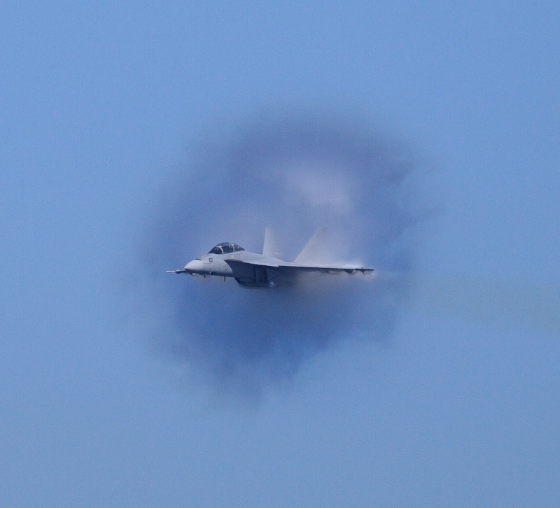 Illustration for article titled Incredible photo of an F-18 zooming through the Golden Gate bridge